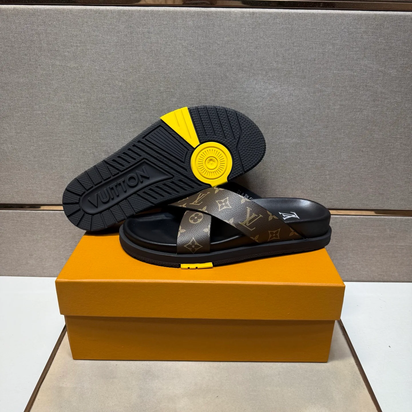 Men's men's shoes 💰pp420 [LV～] Men's casual slippers 2025z cabinet sales simultaneously 🔶Size: 38-44#️⃣ 🔷2 colors🔜The upper is made of multi-material splicing➕Cow leather lining, comfortable and breathable, sole: original comfortable, wear-resistant and non-slip outsole, ⚠️Real shot📱Photographed🎬The real thing is better📢📢📢